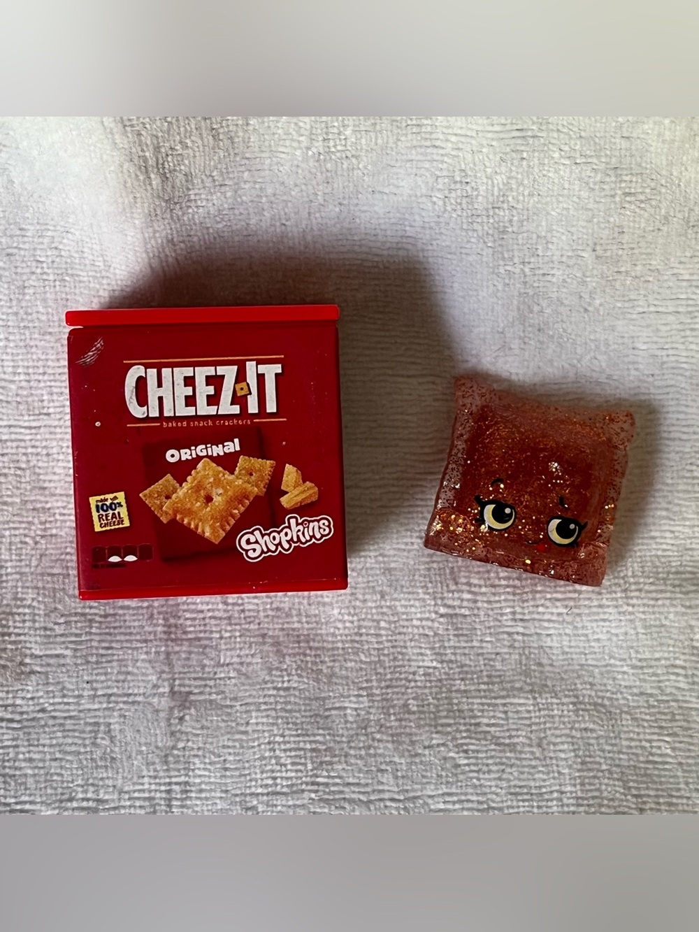 SHOPKINS Real Littles Cheez It Original Glitter Figure Cheezit Cracker Set New
